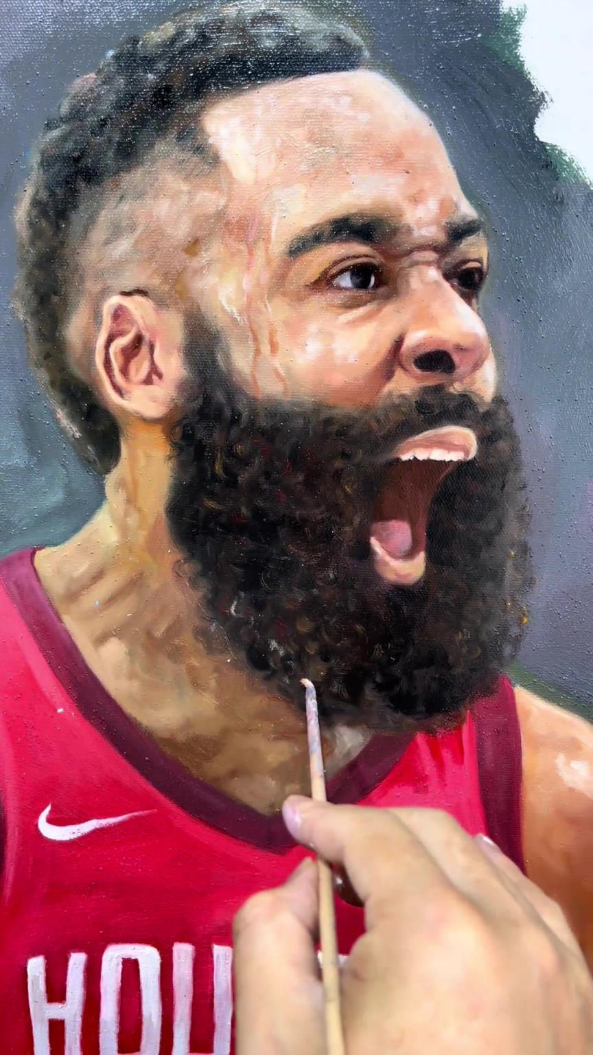 網(wǎng)友在街頭繪畫(huà)遭路人圍觀(guān)：最帥的火箭登~