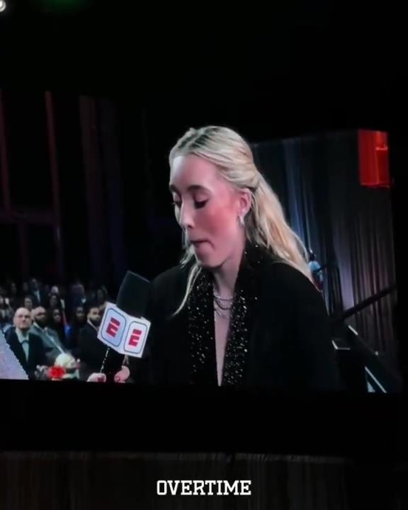 妝都快哭花了佩奇當(dāng)選WNBA狀元后接受采訪(fǎng)激動(dòng)落淚