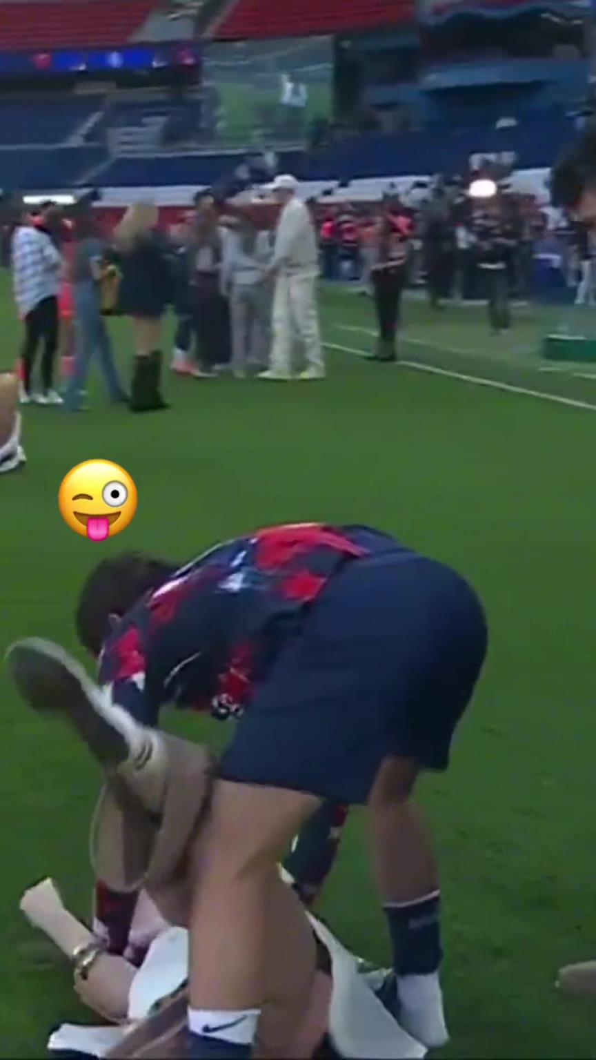 玩這么花！？內(nèi)維斯在家人面前把自己女友按倒在地